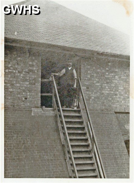 35-392 Worker at the Wigston Brick & Tile Works South Wigston