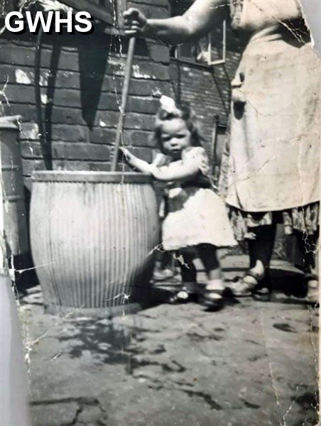35-611 Doing the washing 23 Florence Ave South Wigston