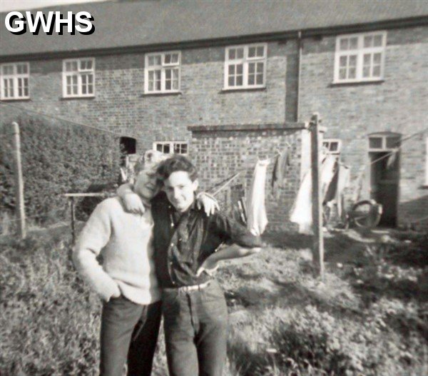 39-514 Richard and Robert Smith  back garden at 105 Kirkdale Road South Wigston 1961