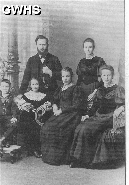 22-057 Dougherty family of South Wigston circa 1895 children (l-r) Will Grace Nevllie and Annie