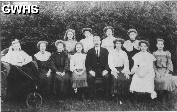 22-080 Wesleyan chapel Sunday school class with Mr R Kind circa 1910 South Wigston