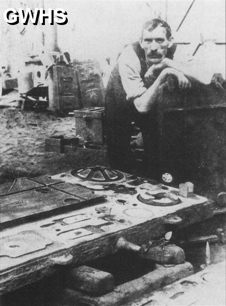 22-082a Wigston Foundry Worker at the Foundry in Canal Street South Wigston circa 1903