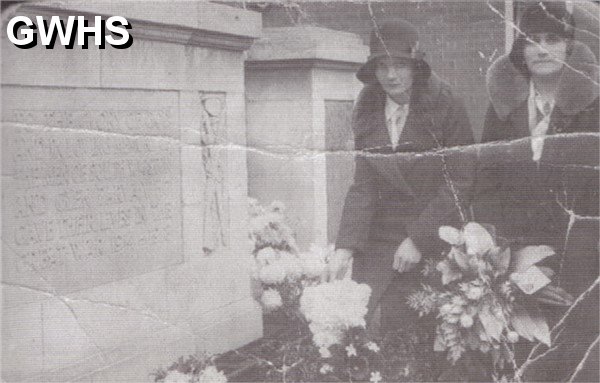 23-749 Mrs George Kent and daughter Evelyn South Wigston