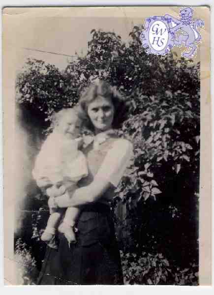 23-613 Valeen Cooper with baby Judith, South Wigston 1948