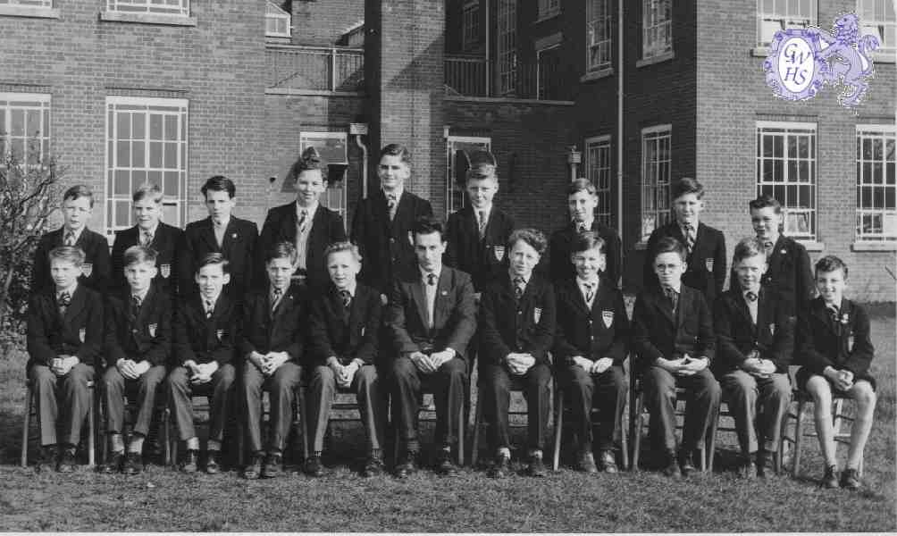23-638 South Wigston High School class with Derek Warry front right in short trousers circa 1961