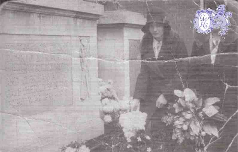 23-749 Mrs George Kent and daughter Evelyn South Wigston