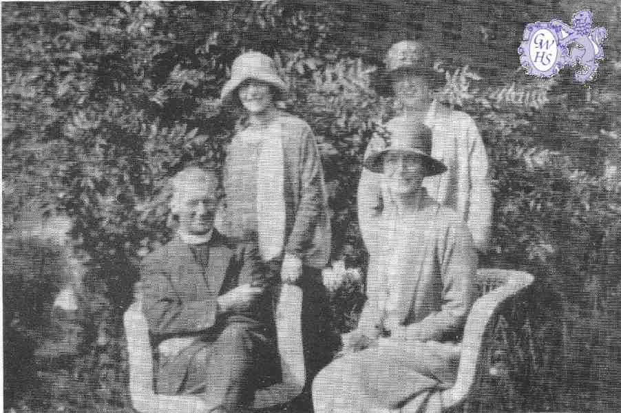 24-049 Rev Colin Weston and family South Wigston c 1928