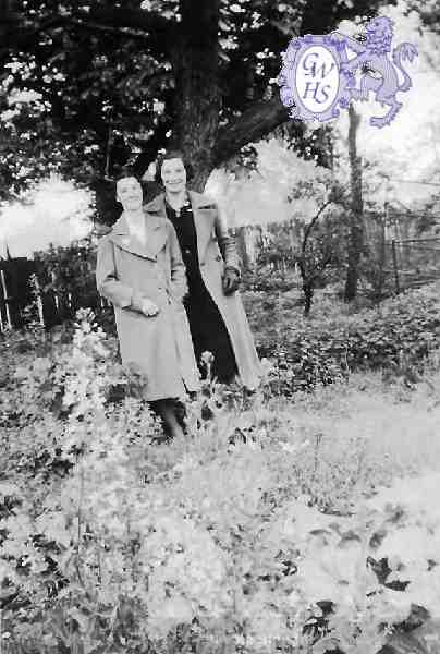 31-115 Peggy Slaney Nee Russell (my Mum) left and Hetty Richards nee Green