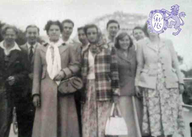 31-123 South Wigston Methodist Chapel youth club outing to Skeggy 1949