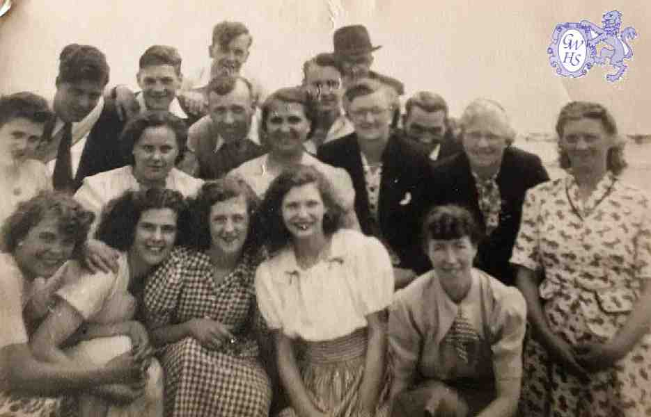 31-233 outing of a group from the Primitive Methodist Chuch on Countesthorpe Road South Wigston