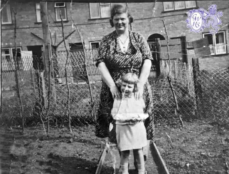 31-342 Maureen Norman with Nanna Lilian Norman  Darley Ave. South Wigston