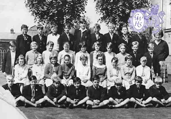 32-118 The class of 62-63 South Wigston Junior School. Bassett Street South Wigston