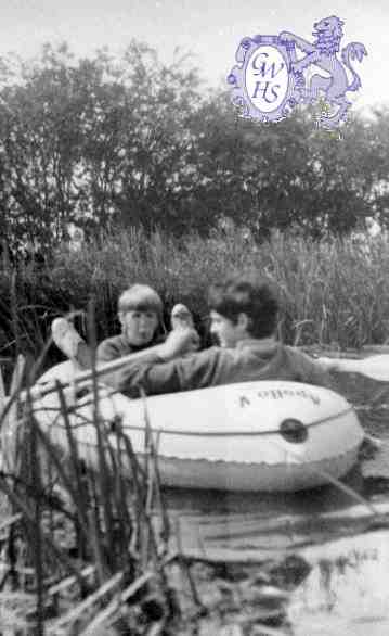 32-271 Colin Markham and Jeff Spence messing about on the canal in South Wigston