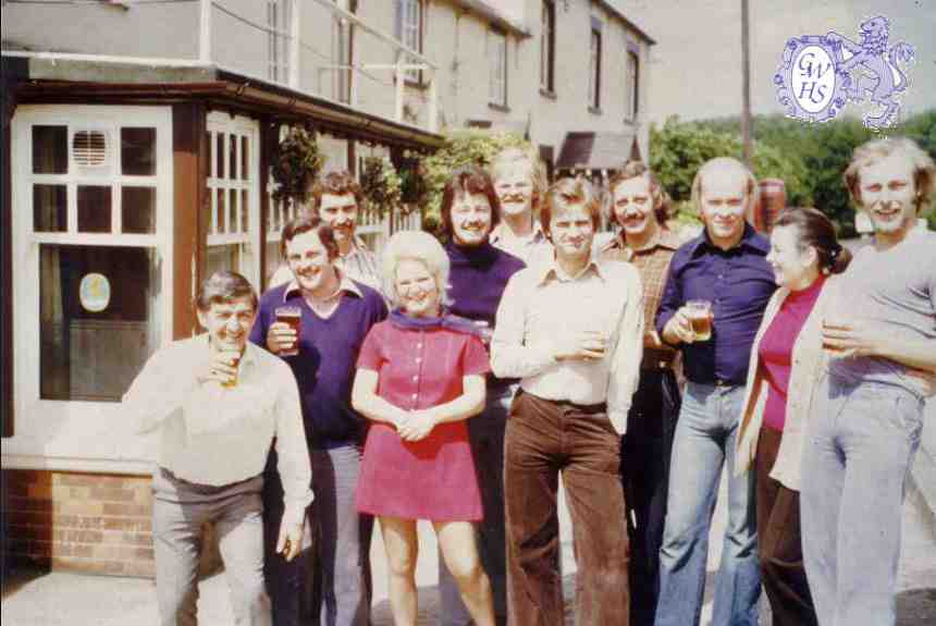 32-320 The Navigation Inn Kilby Bridge early 70s, Dennis the landlord  far left