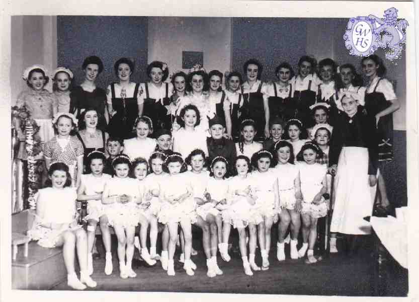 9-36 Queen in the centre is Christine Elliott 1945
