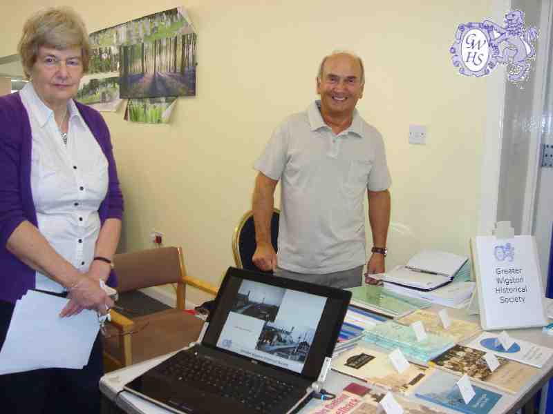 16-018 Tricia Berry & Mike Forryan at LRFHS Open Day 2