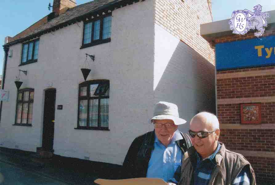 26-087 Mike Forryan and Iain Morley by Spoutewell Cottage Bull Head Street Wigston Magna April 2014