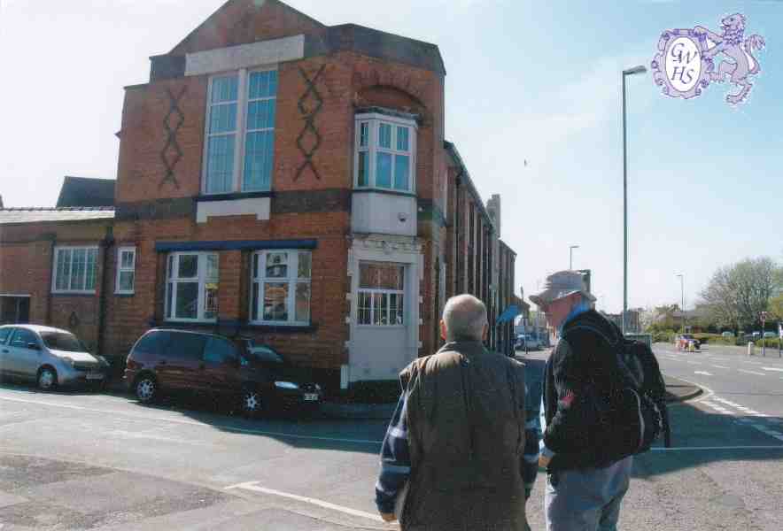 26-089 Mike Forryan and Neil Morley by the Kings Centre Bull Head Street Wigston Magna April 2014