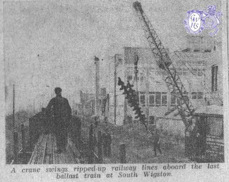 21-009 Railway lines being removed at levelcrossing in South Wigston c 1965