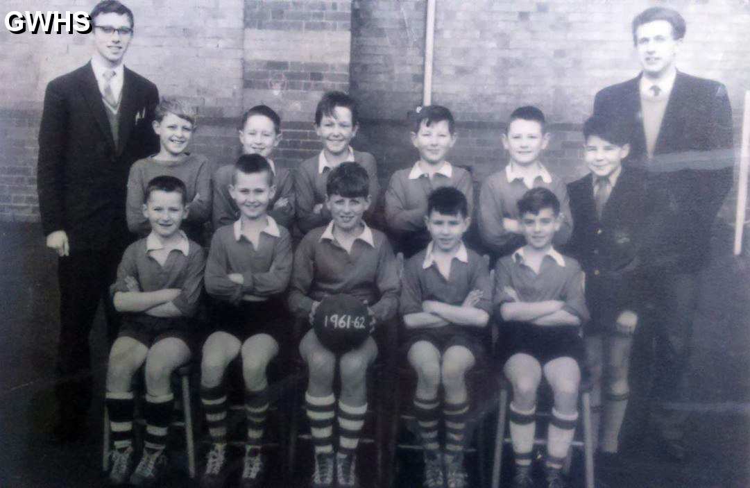 31-250 South wigston juniors football team 1960-61