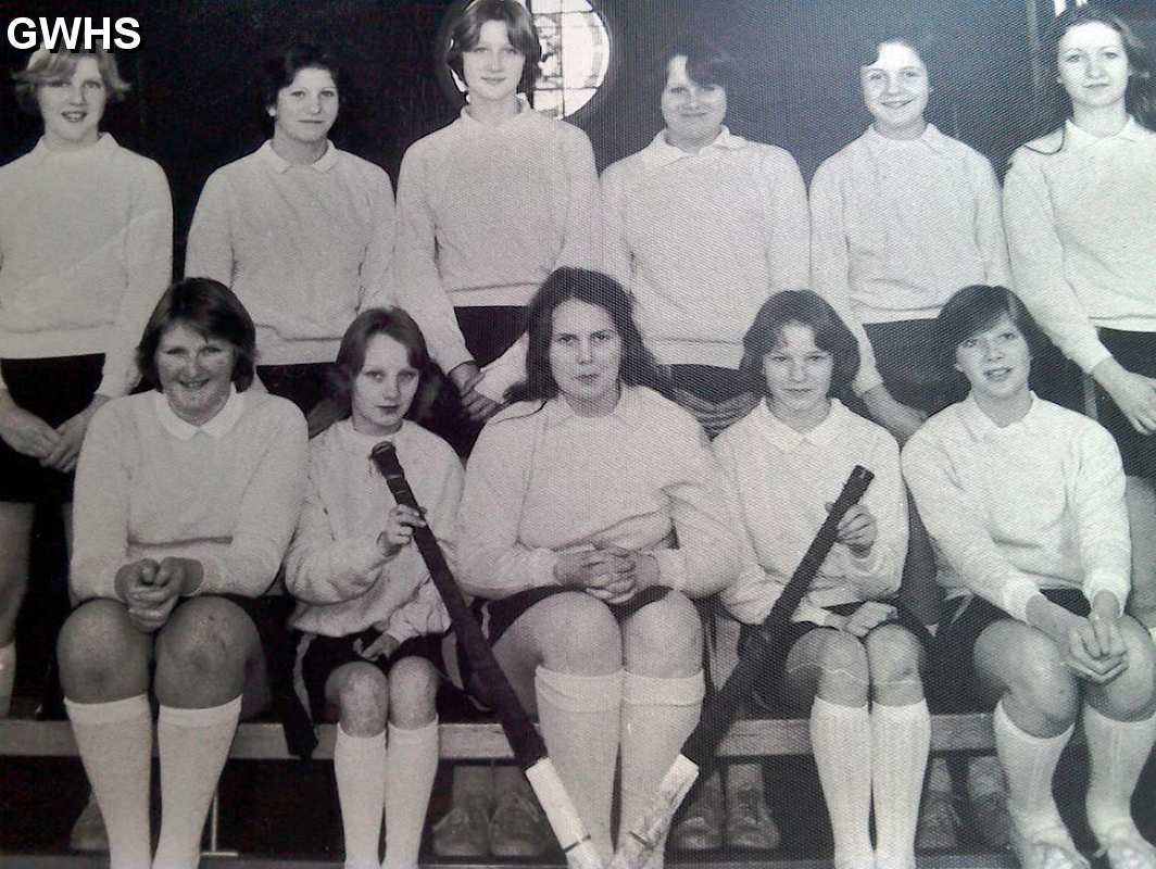 33-303 South Wigston High School  hockey team 76-77