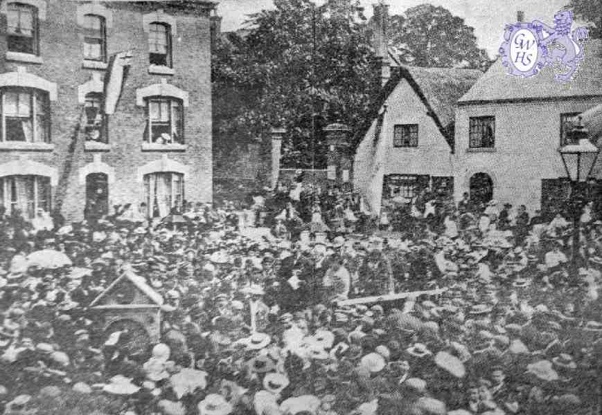 29-376 Mr S D Pochin presenting the drinking fountain to Wigston. Scene is taken on the Bank.