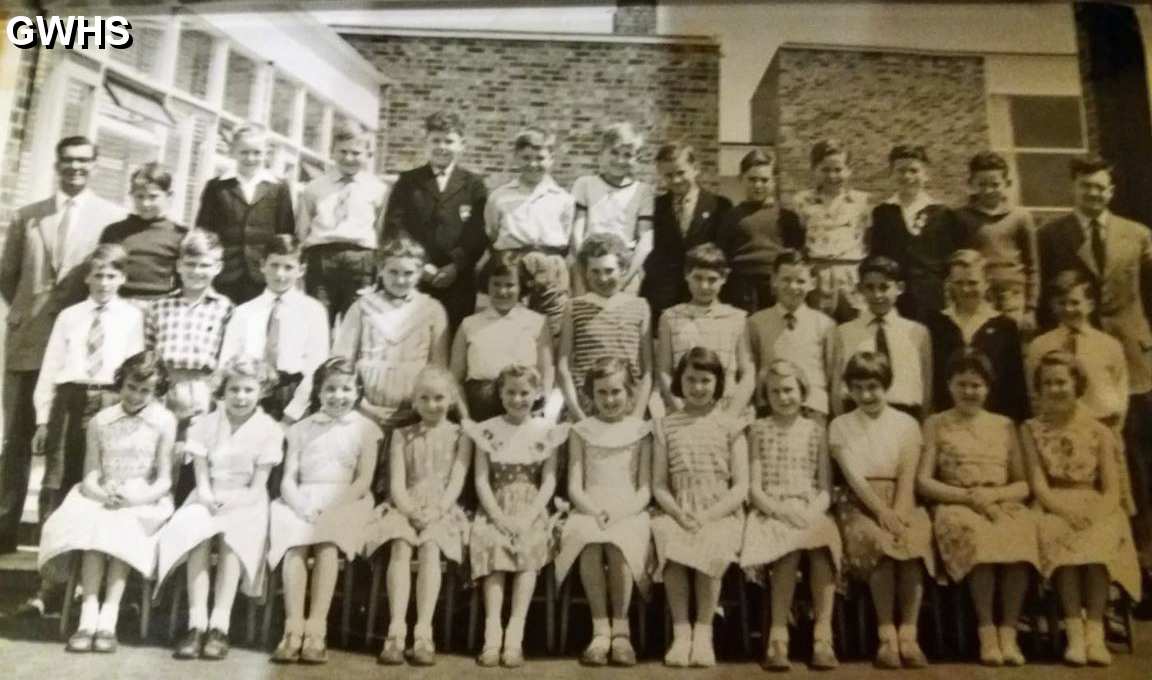 34-101 The new Waterleys Primary School Wigston Magna with headmaster Mr Dixon on the left and Mr Shaw on the right