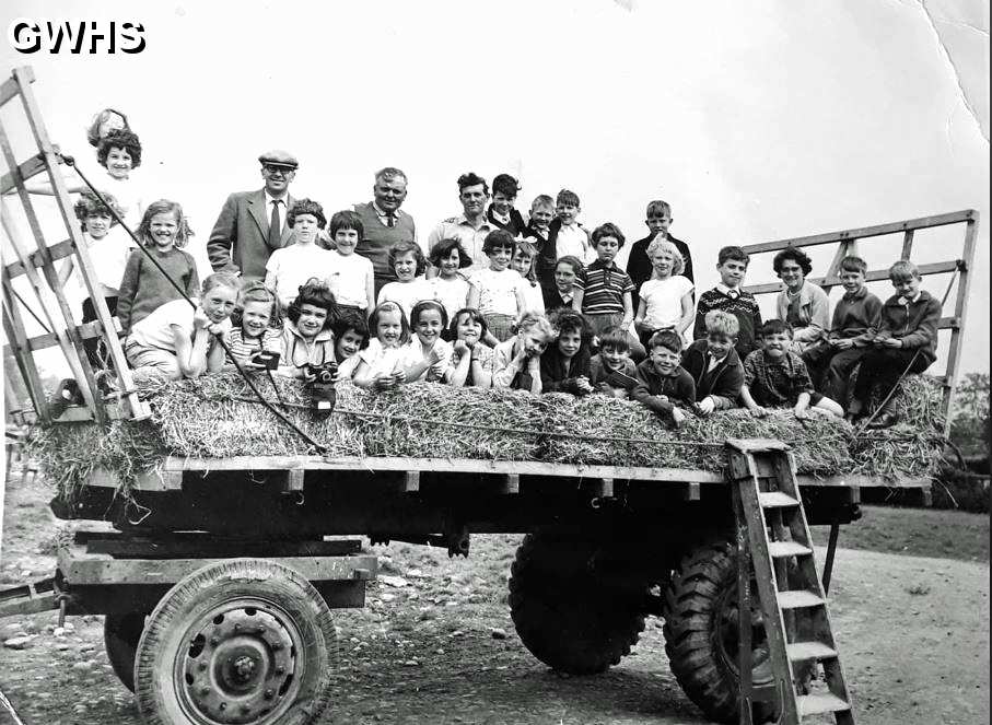 35-891 Waterleys Junior School Mr Griffins class probably 1964-65 School trip to Mr Kinds farm