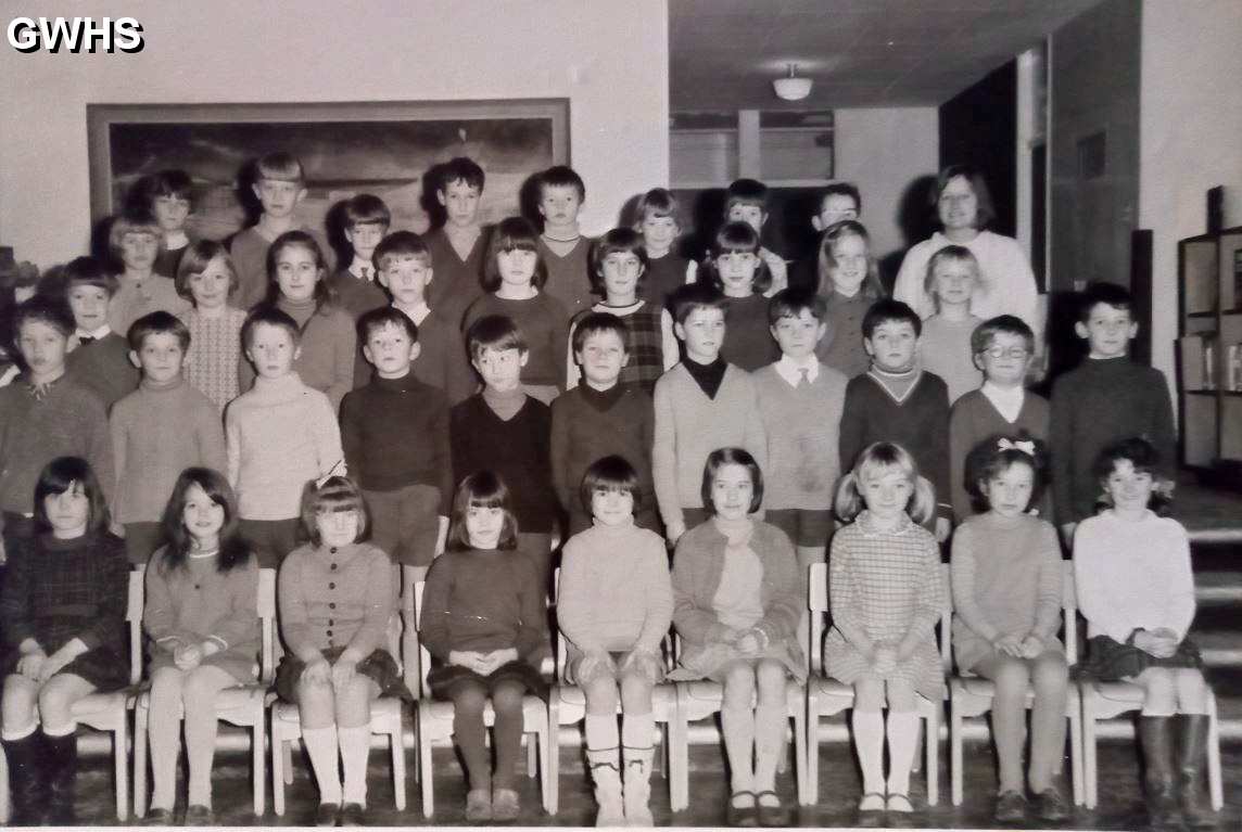 35-961 year 1 at waterleys junior school 1968 Wigston Magna