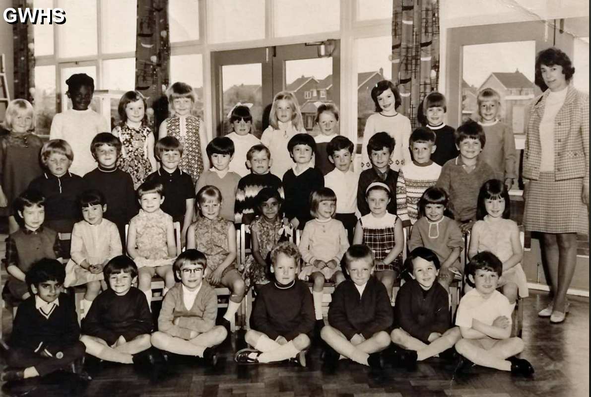 39-370 Waterleys Primary School. Miss Jenkin's class about 1970 or 71