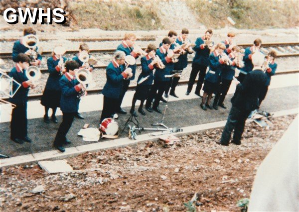 39-007 VIP's for opeing of Wigston Glan Parva Station 1986