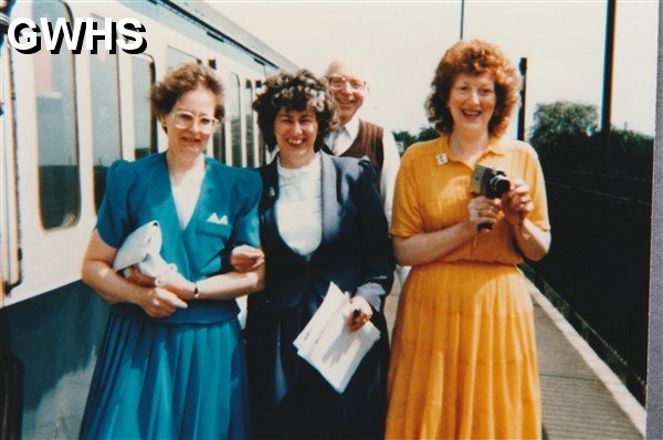 39-014 VIP's for opening of Wigston Glan Parva Station 1986