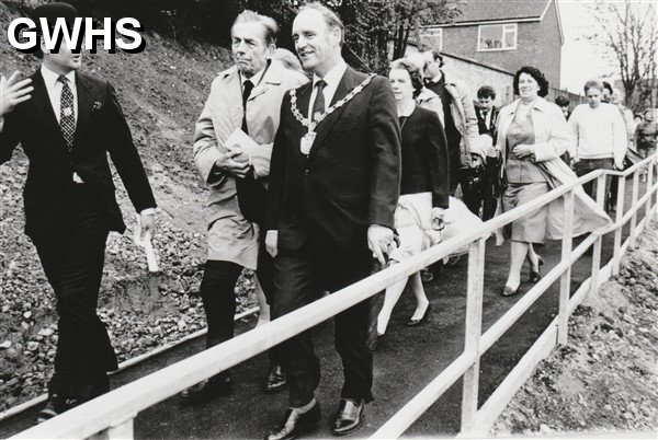 39-022 VIP's for opening of Wigston Glan Parva Station 1986
