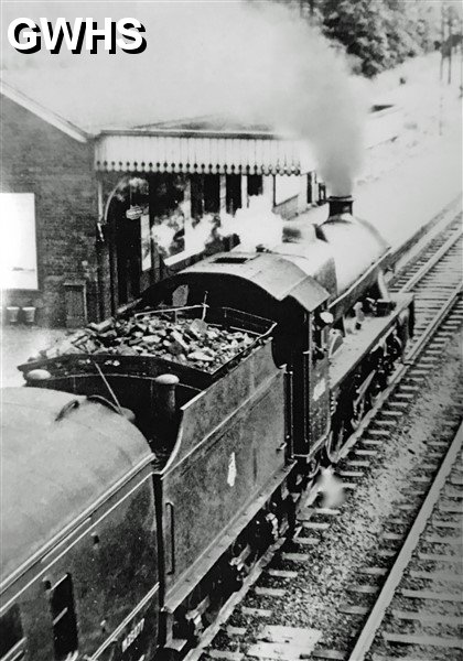 39-067 Jubilee Class Malta GC 4-6-0 No 45616 passing through Wigston Magna station c 1957
