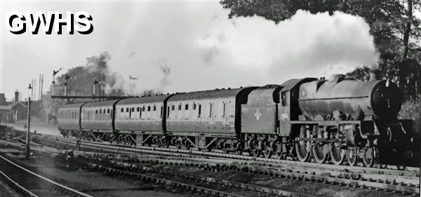 39-119 Jubilee 4-6-0 No 45626 passing through Wigston Magna station 1961