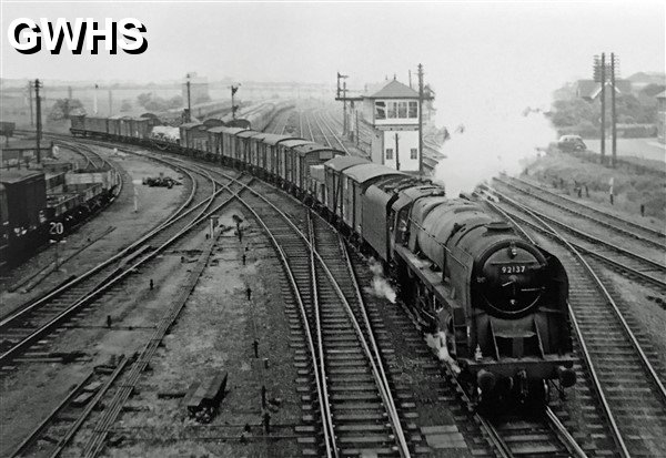 39-120 BR 9F2-10-0 No 92137 coming off Wigston South Curve 1961