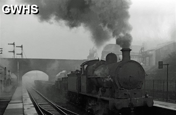 39-132 LNWR 0-8-0 No 49079 passes through Wigston Glen Parva 1960
