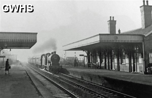39-142 Wigston Magna station 1961 with 0-6-0 No 44575 passing through