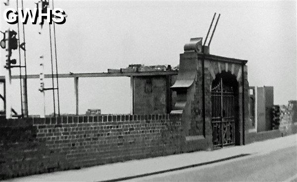 39-181 demolition of the road level access to the old Wigston Magna station on Spion Kop bridge 1968