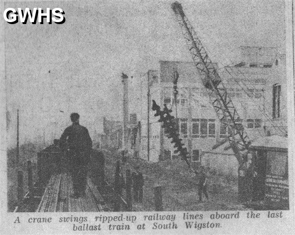 21-009 Railway lines being removed at levelcrossing in South Wigston c 1965