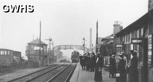 22-074a Station and Signal Box South Wigston circa 1905  Train to Leicester just arriving