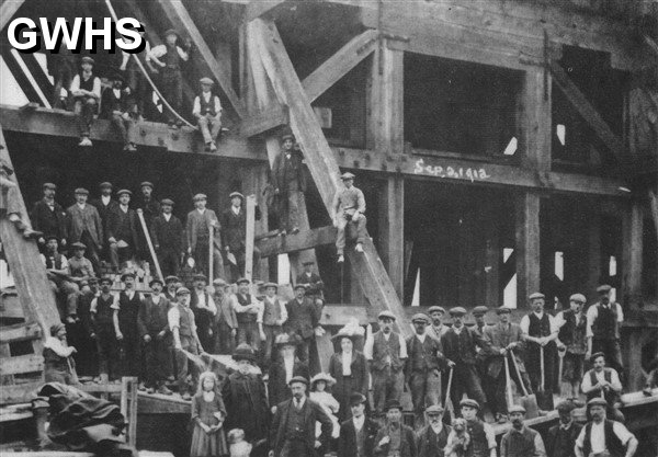22-091 Crow Mills Viaduct 1912 workmen in preparation for demolition