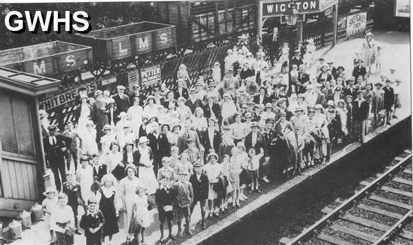 22-149 Sunday School outing circa 1934 Wigston Magna Station