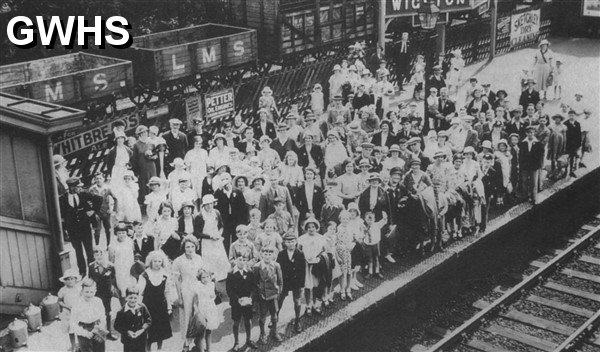 22-149a Sunday School outing circa 1934 Wigston Magna Station