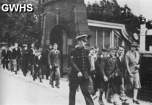 22-173 Teacher Stella Laundon & constable on Spion Kop Wigston Magna Station circa 1940 