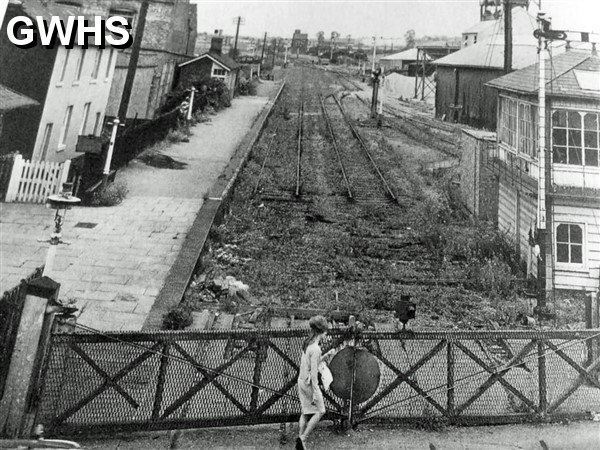 33-738a South Wigston Station derelict in October 1964