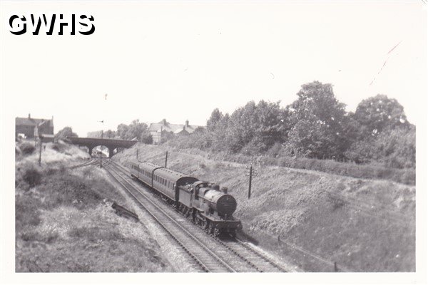7-129 Passenger train through South Wigston