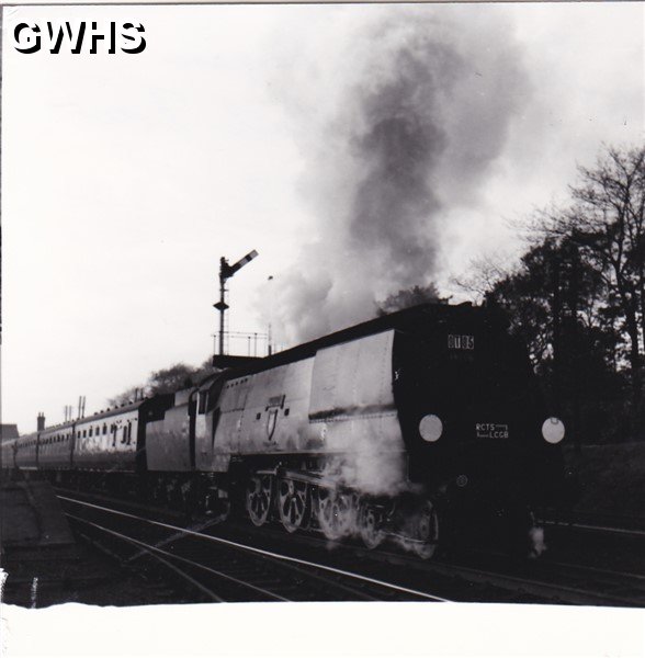 7-157 southbound train in Wigston Magna station