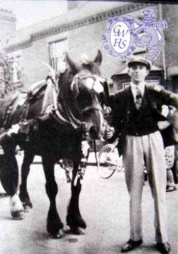 6-58 Eric Mason Dressed up for Leicester Royal Infirmary Parade - Central Avenue Wigston Magna